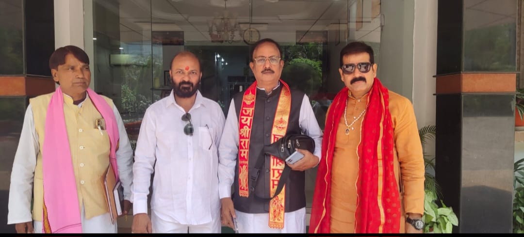 श्री अहमद राना अल्प संख्यक मंत्री एवं श्री अनिल उपाध्याय रास्ट्रीय महासचिव प्रधानमंत्री जनकल्याणकरी योजना के साथ सामाजिक चर्चा लखनऊ में संग देवनाथ सिंह ,दिनेश चन्द्र सिंह सैनी