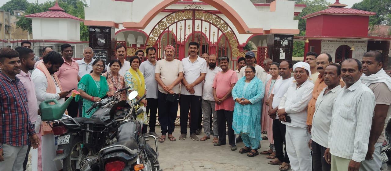 आज़मगढ़ :-तमसा अभियान की 7 वीं वर्षगाठ के उपलक्ष में रैदोपुर श्री दुर्गा जी मंदिर परिसर में किया गया वृक्षारोपण