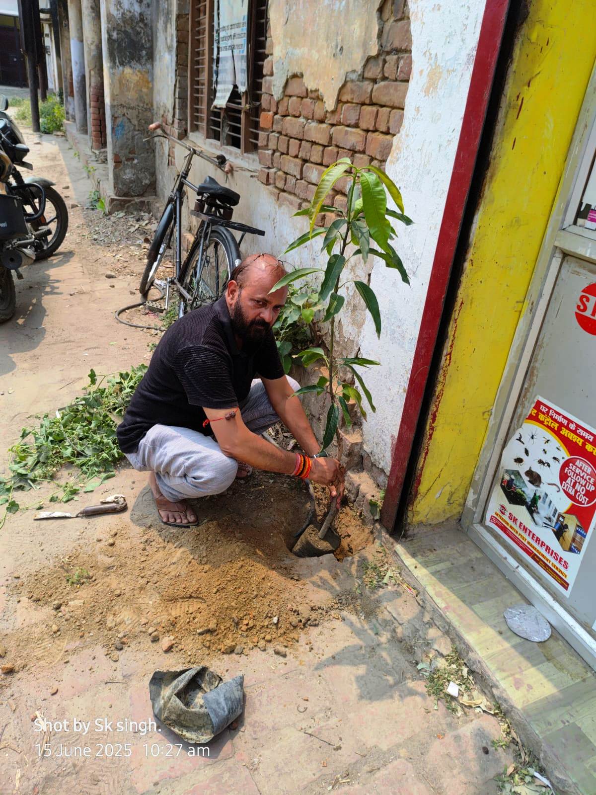 भोजपुरी विकास संस्थान में नवजीवन के स्वागत में कल्पवृक्ष के रोपण